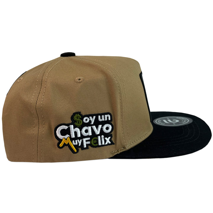 Gorra La Office Un Chavo Muy Felix Beige Visera Negra